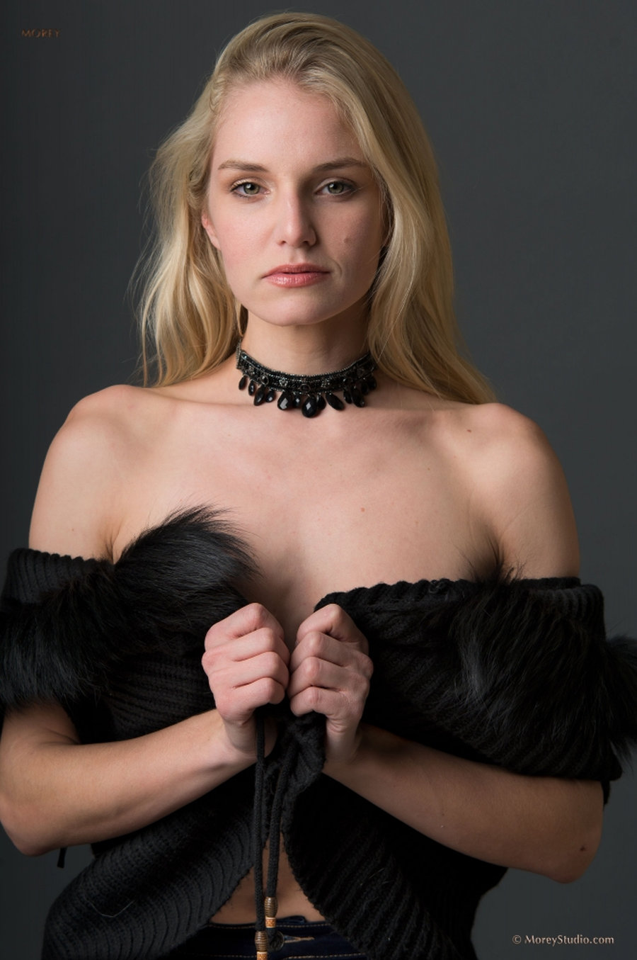 Liz Ashley kijkt boos gaat naakt 04