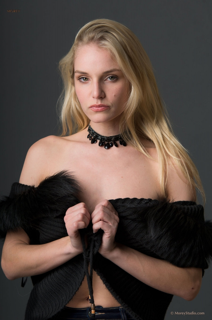 Liz Ashley kijkt boos gaat naakt 05