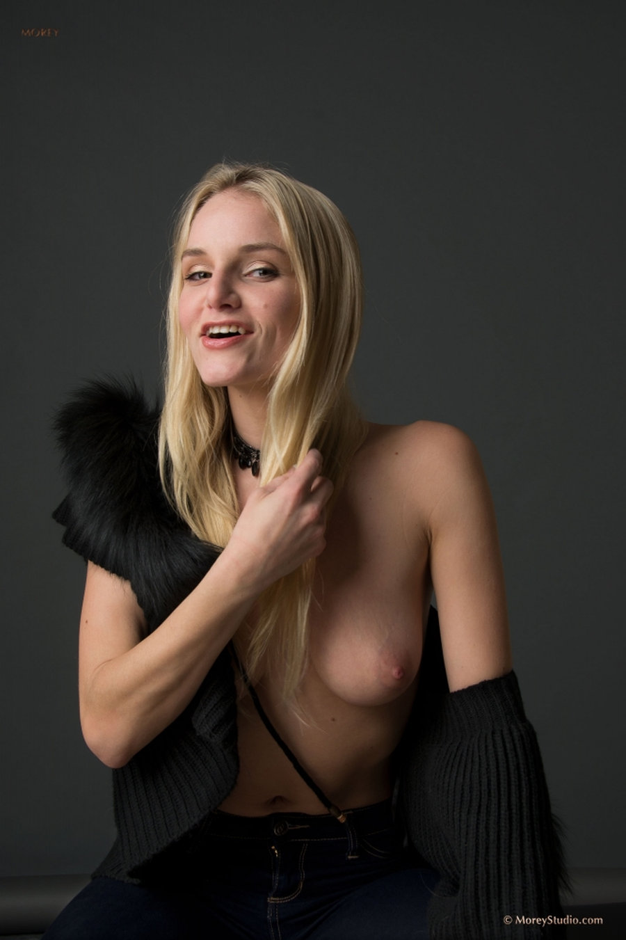 Liz Ashley kijkt boos gaat naakt 10