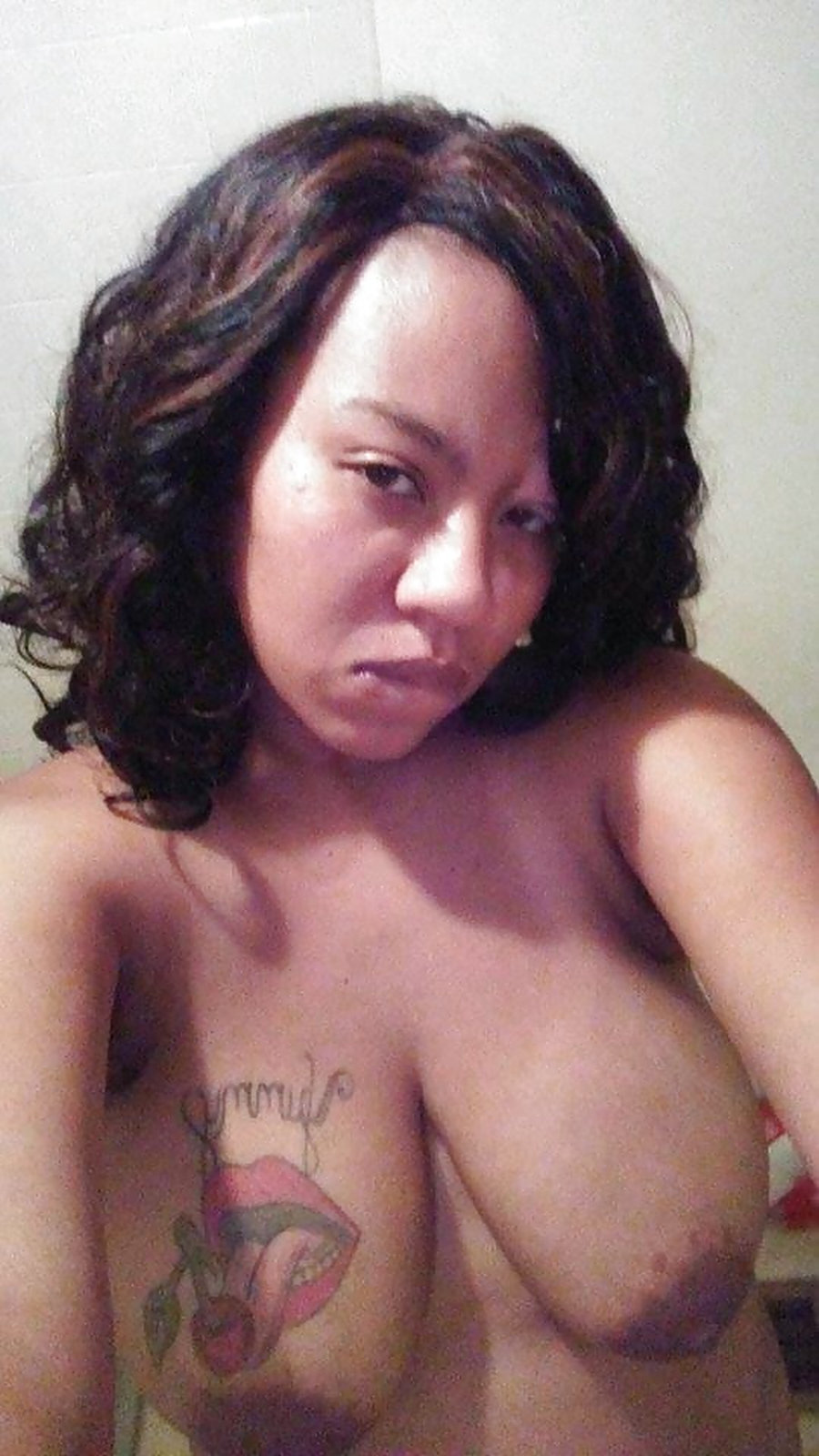 Topless selfies van donkere vrouewn