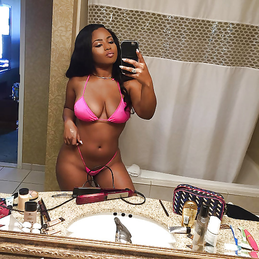 donkere vrouwen grote borsten maken geile selfies 08