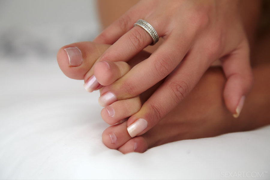 Apolonia exotische schoonheid naakt op bed 10