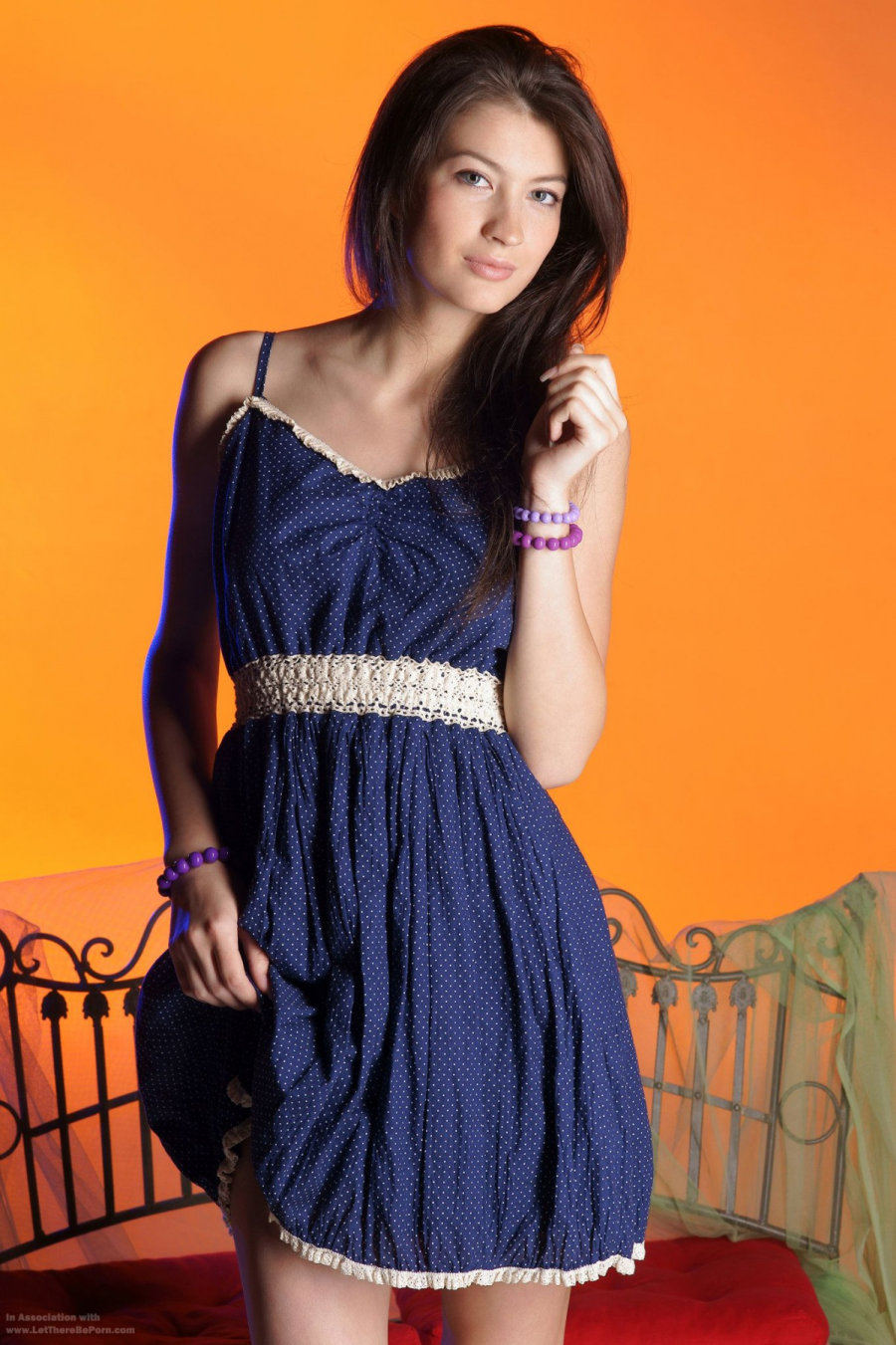 Ganna, langbenige brunette in haar blootje