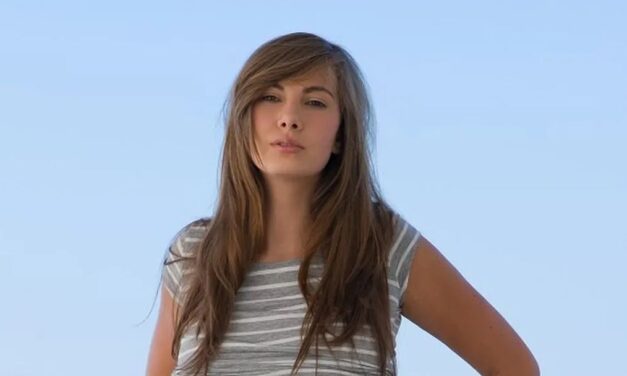 Sportschool babe met grote tieten wordt van achteren geneukt