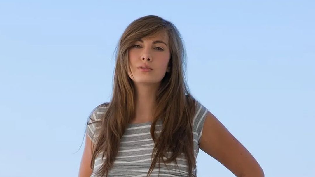 Sportschool babe met grote tieten wordt van achteren geneukt