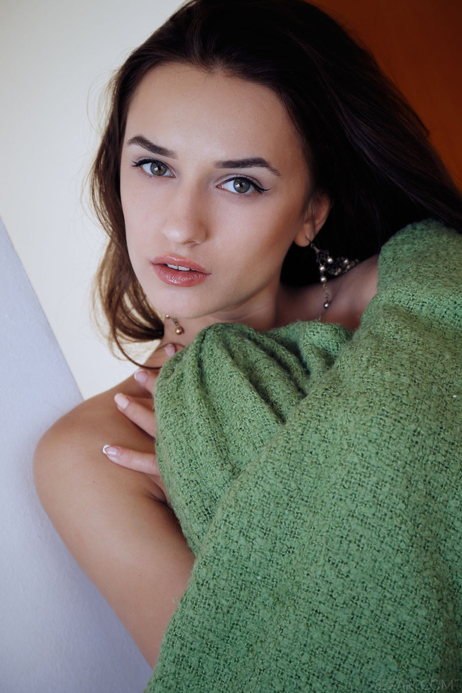 Gloria del Sol steekt graag een paar vingers in haar kutje