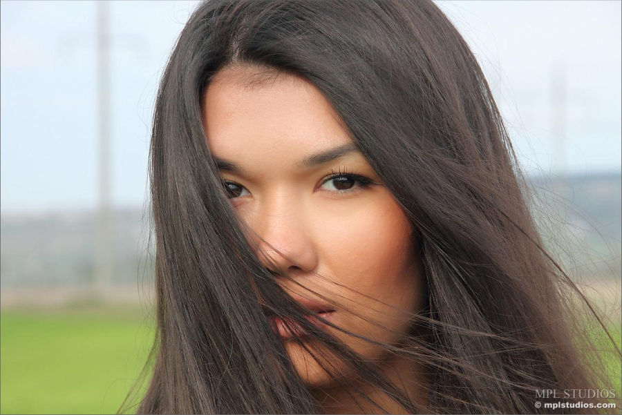 Lente en mooie weer vrouw naakt in het hoge gras 008