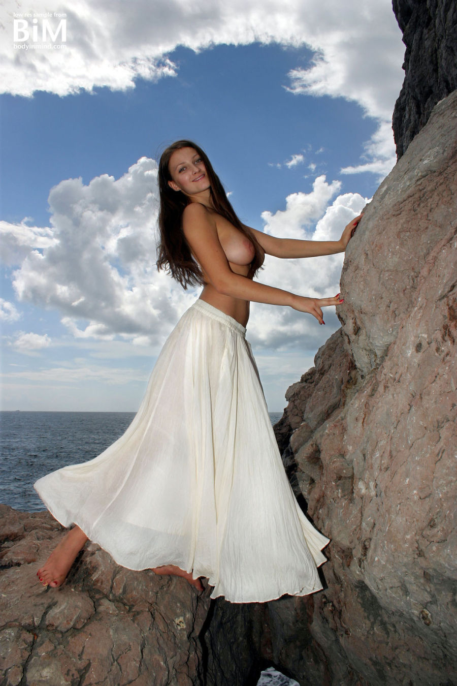 Marina lente naakt bij de zee 02