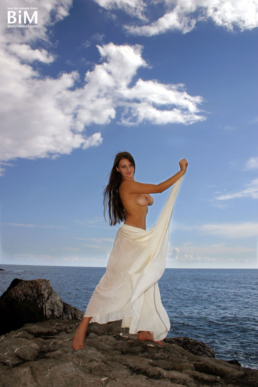 Marina lente naakt bij de zee 06