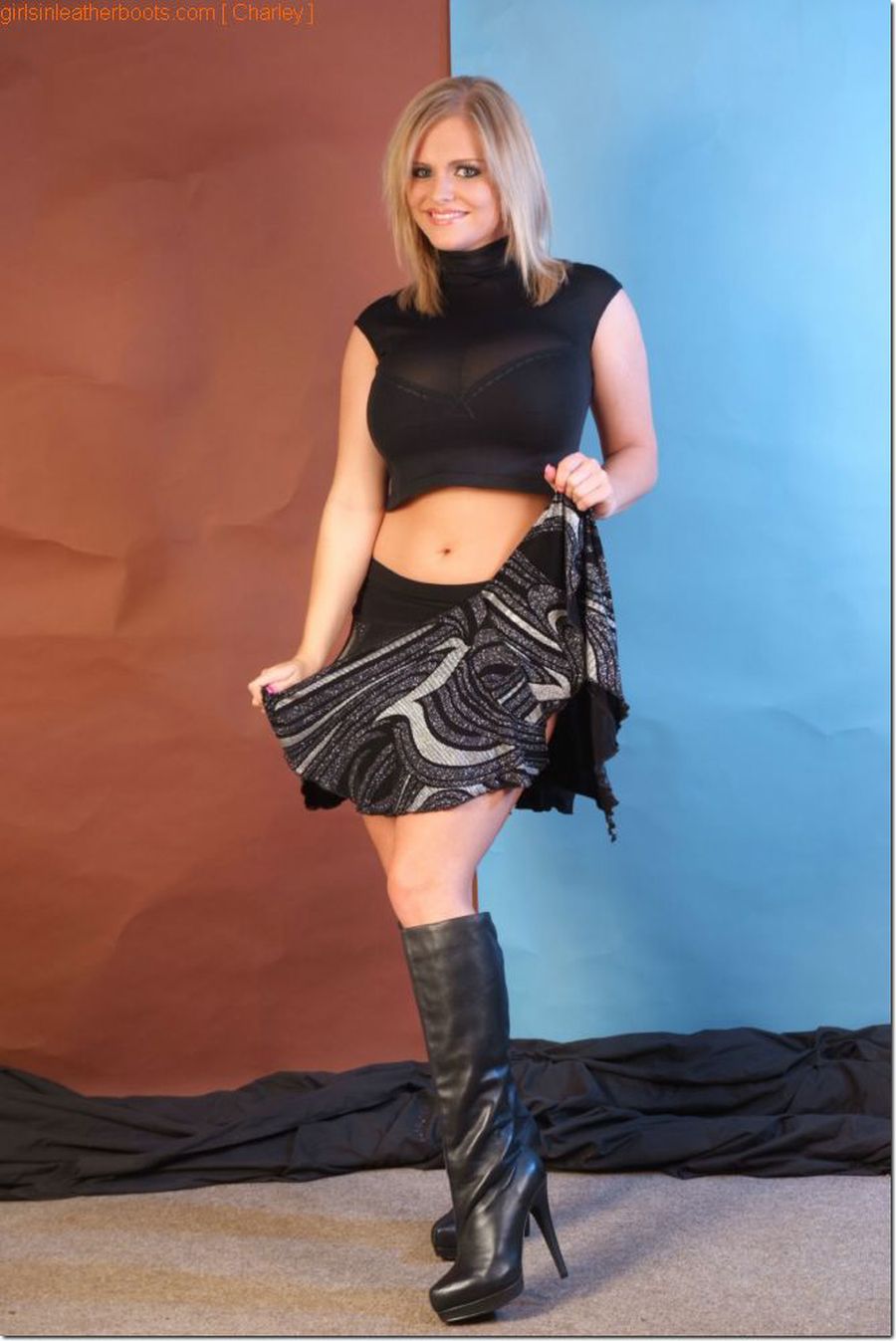 Blondje met dikke tieten en leren laarzen 002