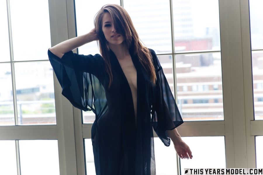Caitlin McSwain is sexy in haar lange kamerjas 04