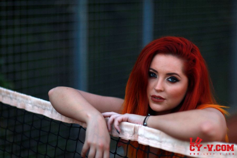 Lucy V gezet rood haar en grote tieten 14