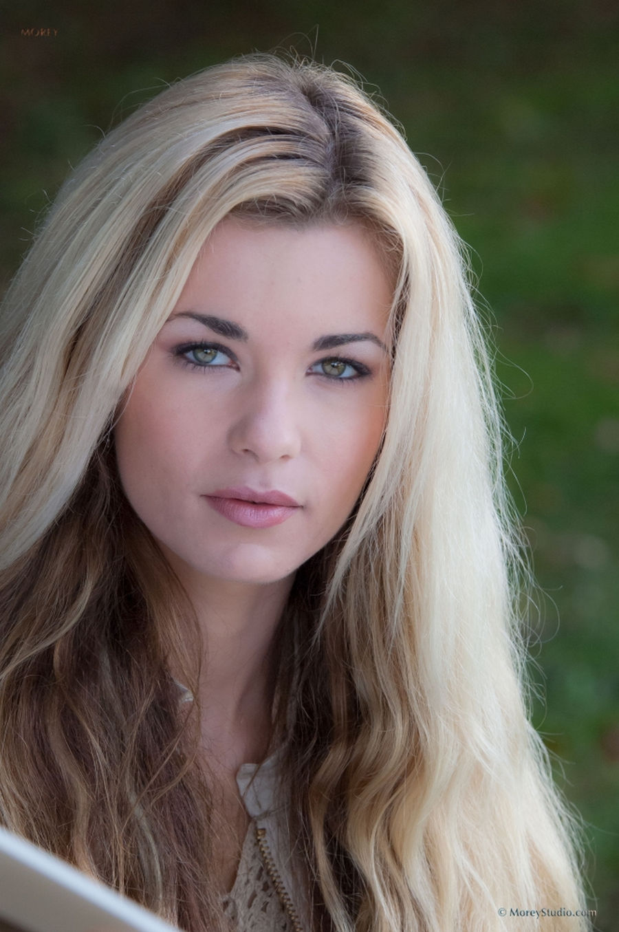 Mia, blond lang haar, knap en prachtige ogen 4 Mia knap blond mooie ogen en naakt 02