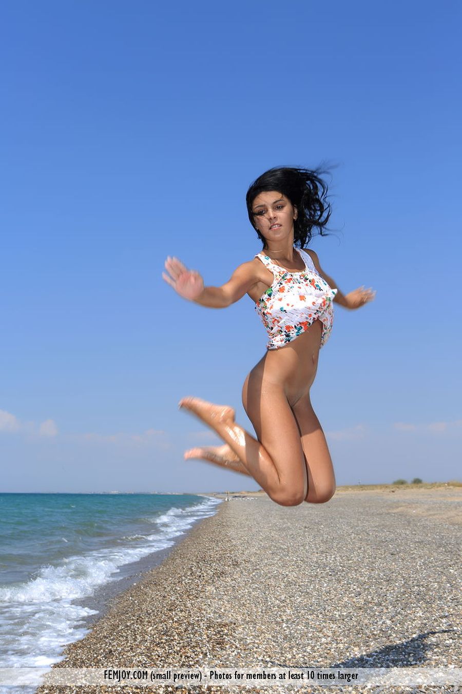 Tanaia J, exotische babe, naakt op het strand aan het genieten 3 Tanaia J naakt op het strand 002