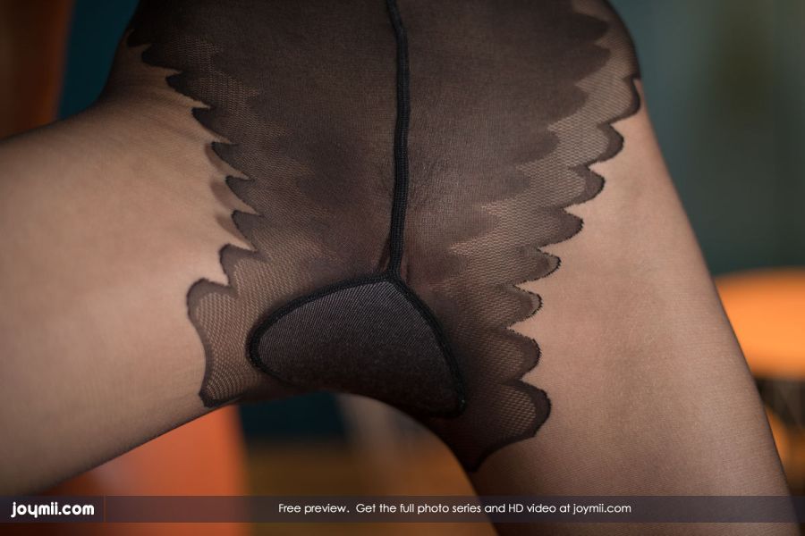 mooie vrouw in lingerie aan het masturberen 04