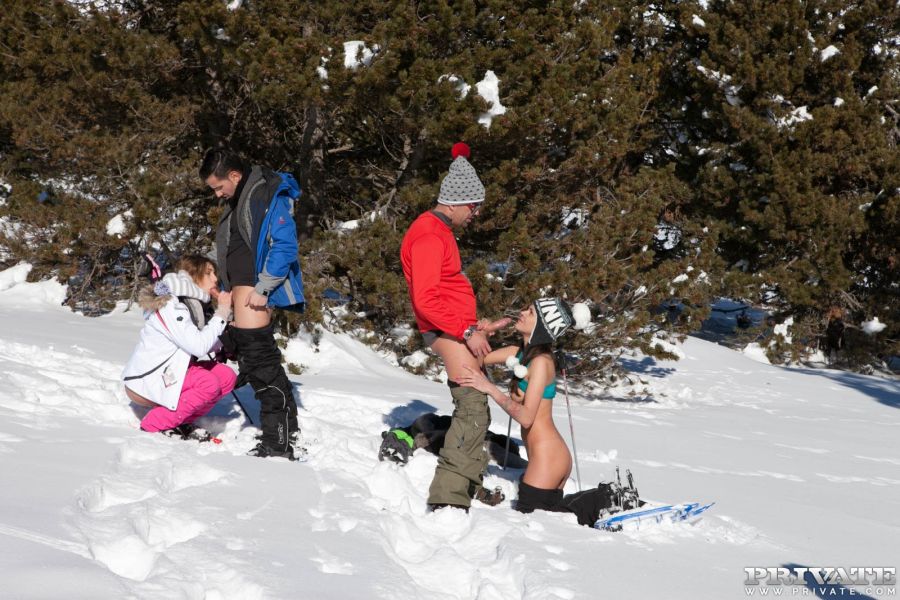 twee knappe jonge vrouwen sex in de sneeuw 02