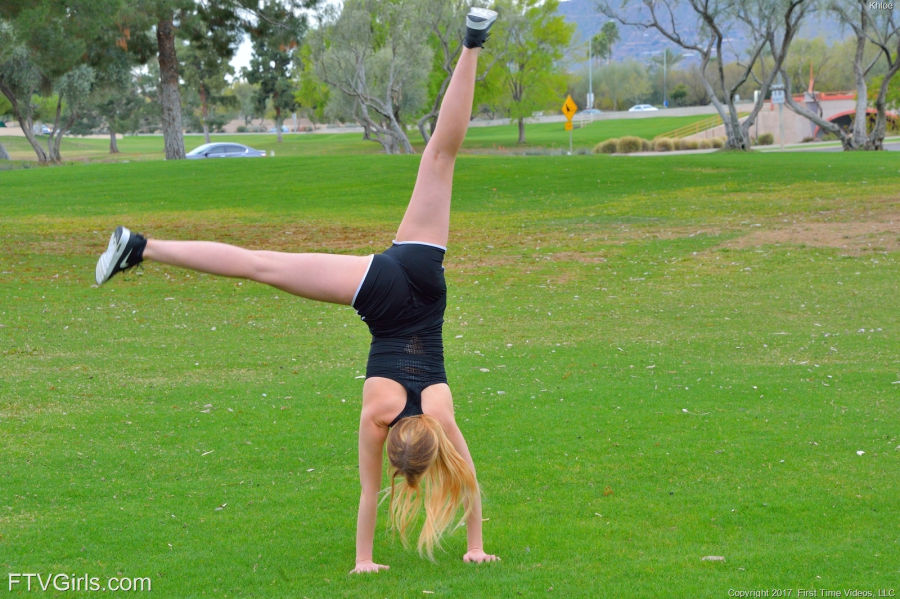 Khloe is lenig aan het doen in het park en ze gaat naakt 7 Khloe is lenig aan het doen in het park 06