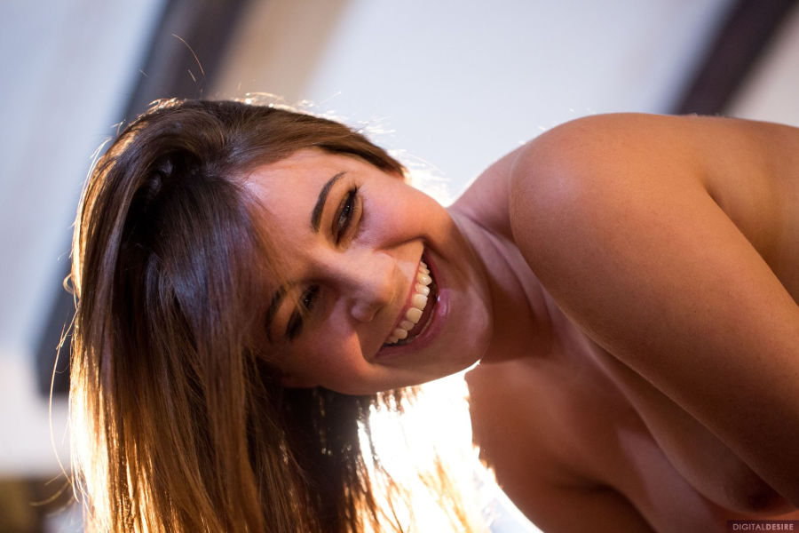 Kinsley Eden knappe jonge vrouw gaat naakt 0009