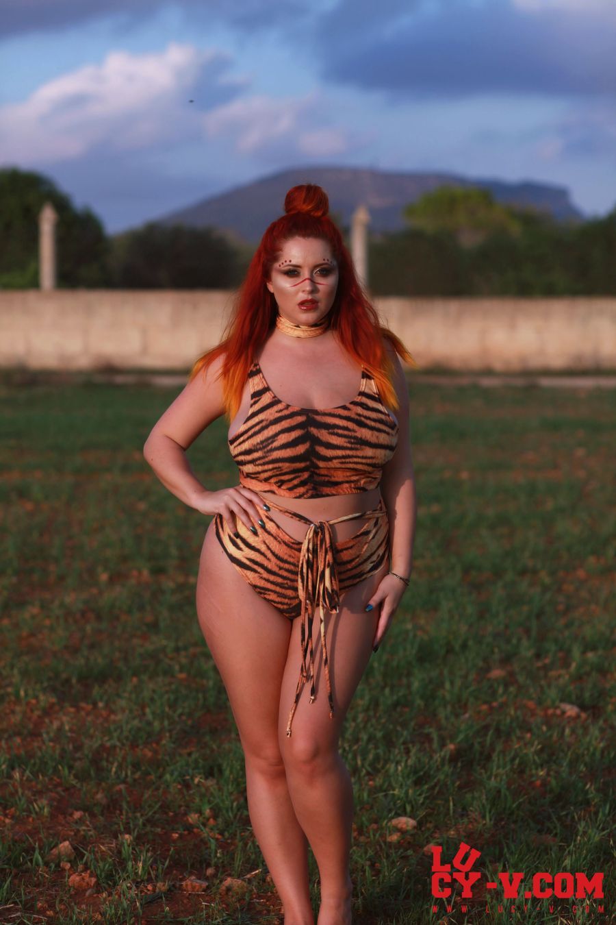 Lucy V in een tijgerprint pakje gooit buiten haar grote tieten bloot 4 Lucy V buiten in tijgerprint lingerie 02