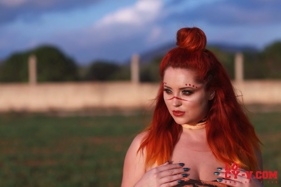 Lucy V in een tijgerprint pakje gooit buiten haar grote tieten bloot 7 Lucy V buiten in tijgerprint lingerie 05