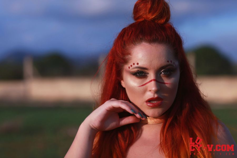 Lucy V in een tijgerprint pakje gooit buiten haar grote tieten bloot 8 Lucy V buiten in tijgerprint lingerie 06