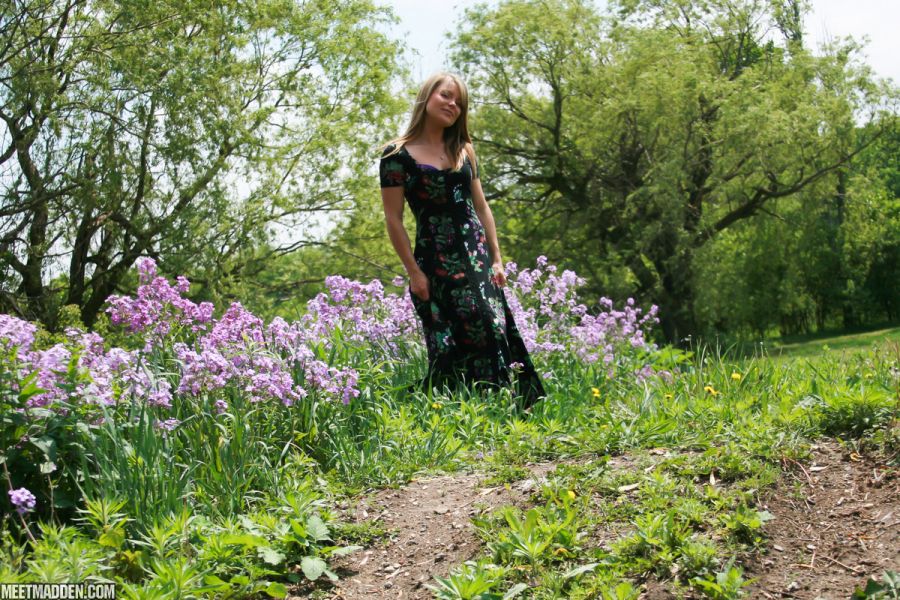 Madden, naakt in het bos