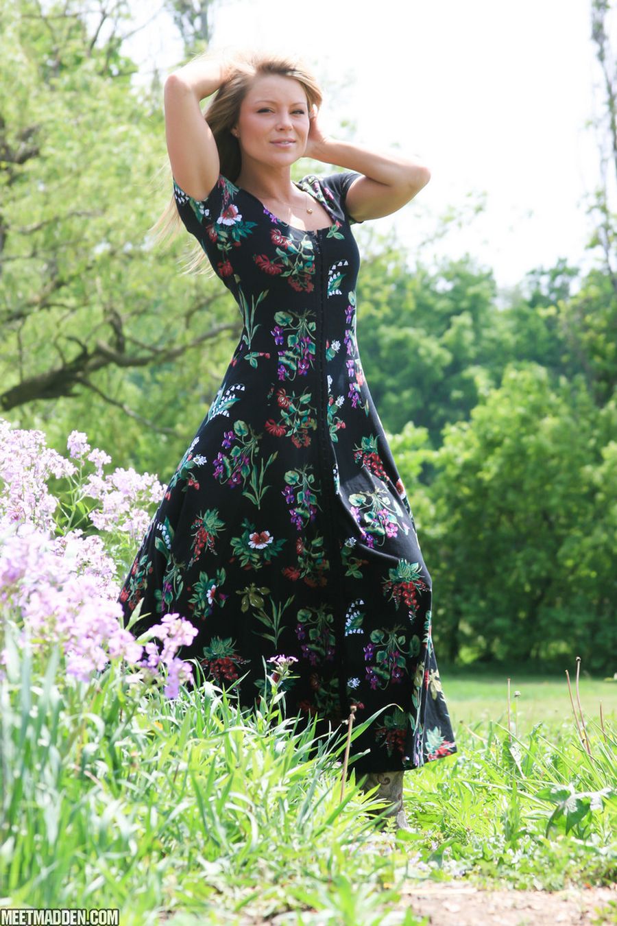 Madden kleedt zich uit in het bos 02