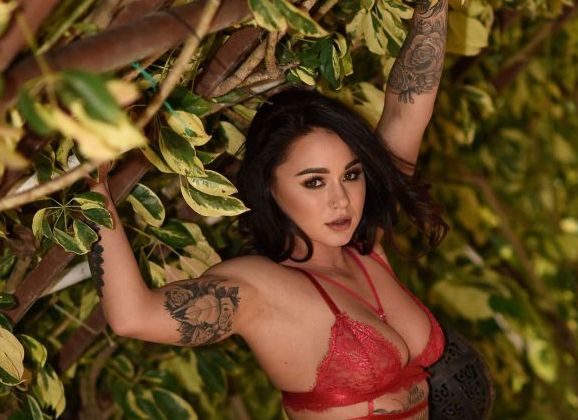 Mica Martinez in de tuin, tatoeages en rode lingerie