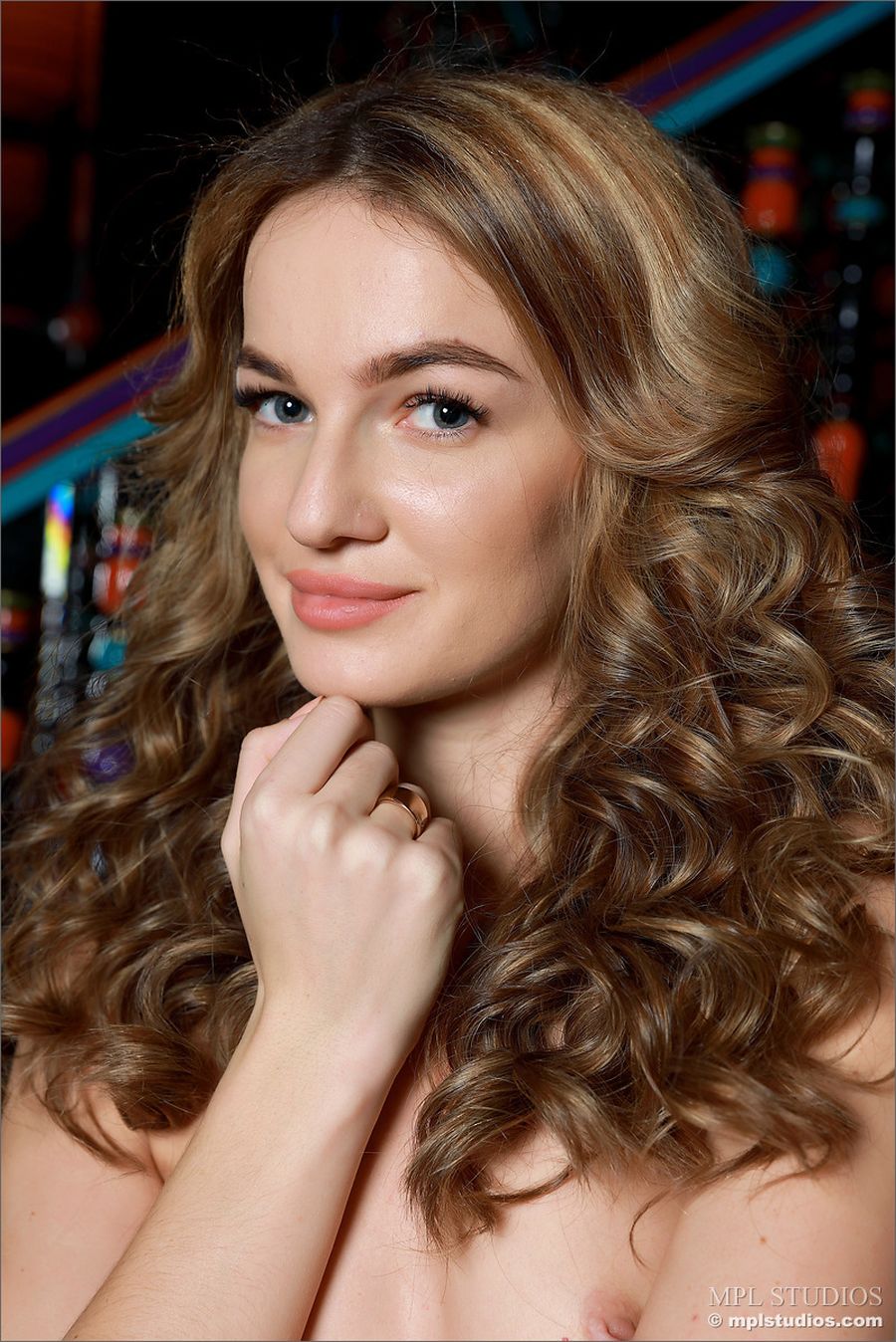 Nicole May stijlvol in lingerie de trap af 006