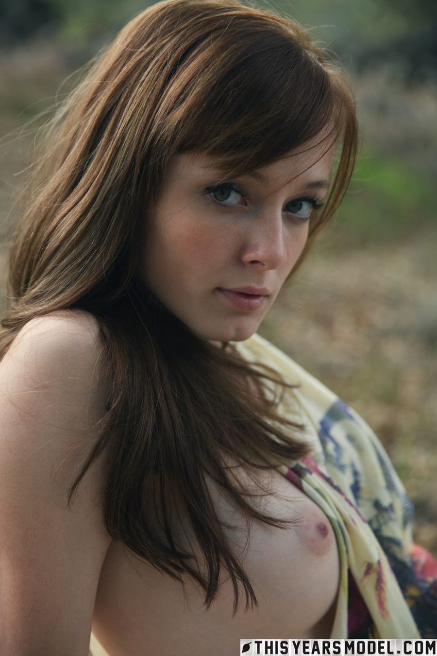 Ellie Jane naakt in de natuur picknick 10