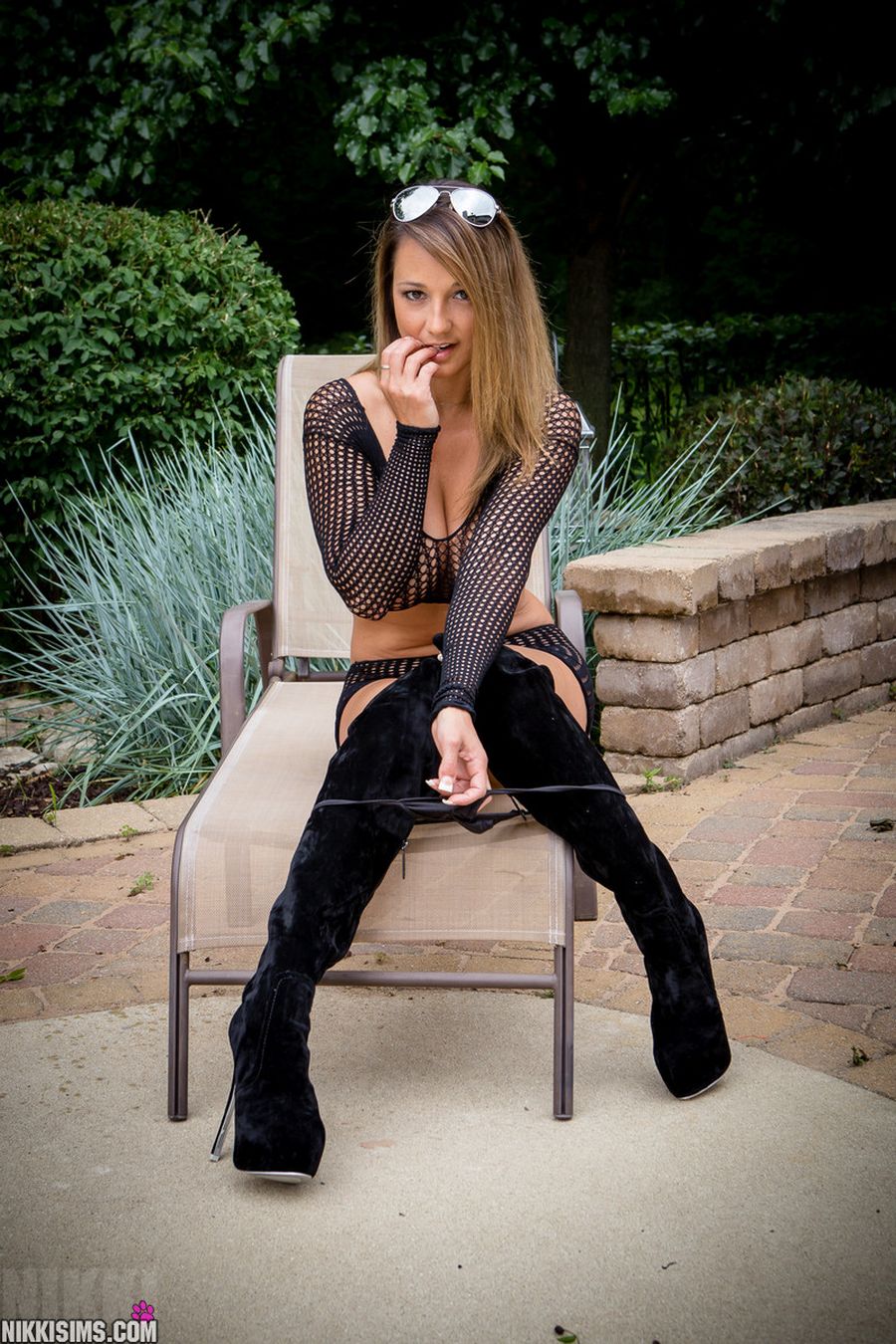 Nikki Sims geile doorkijklingerie en lange laarzen 15