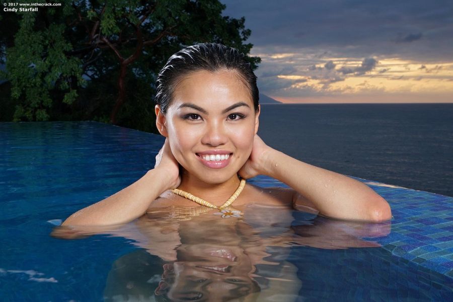 Cindy Starfall naakt relaxen bij het zwembad 14