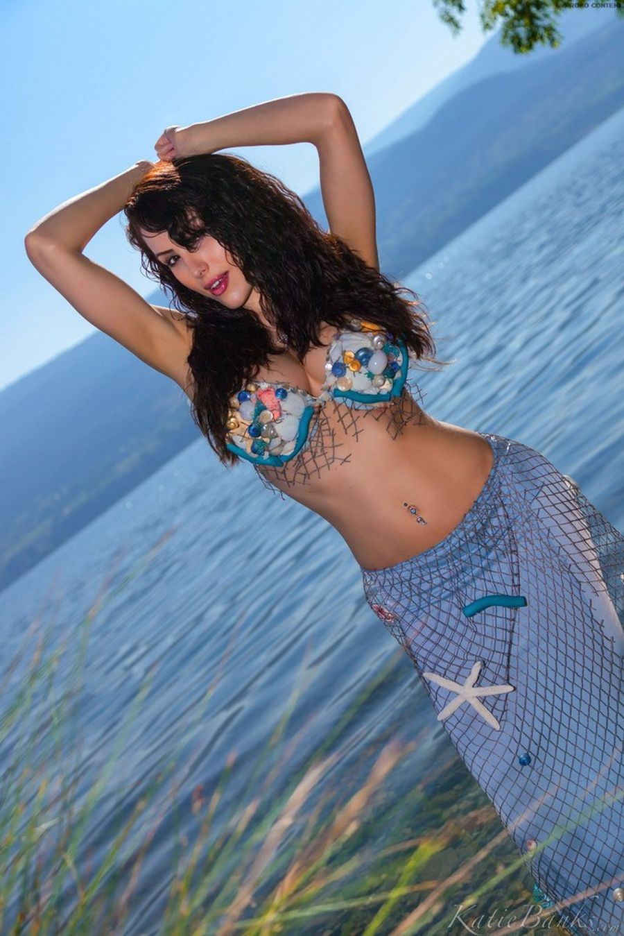 Katie Banks grote tieten bloot in het water 03