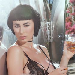 Olive Glass, in lingerie bij de caravan