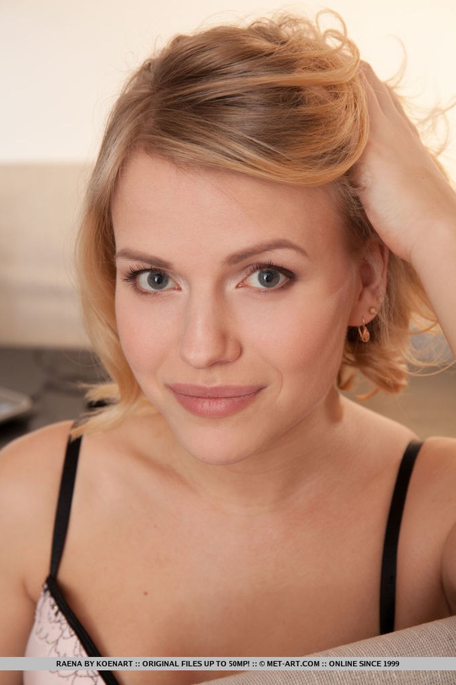 Raena, een vrouw om opgewonden van te raken 21 Raena sexy lingerie uittrekken stoel 03