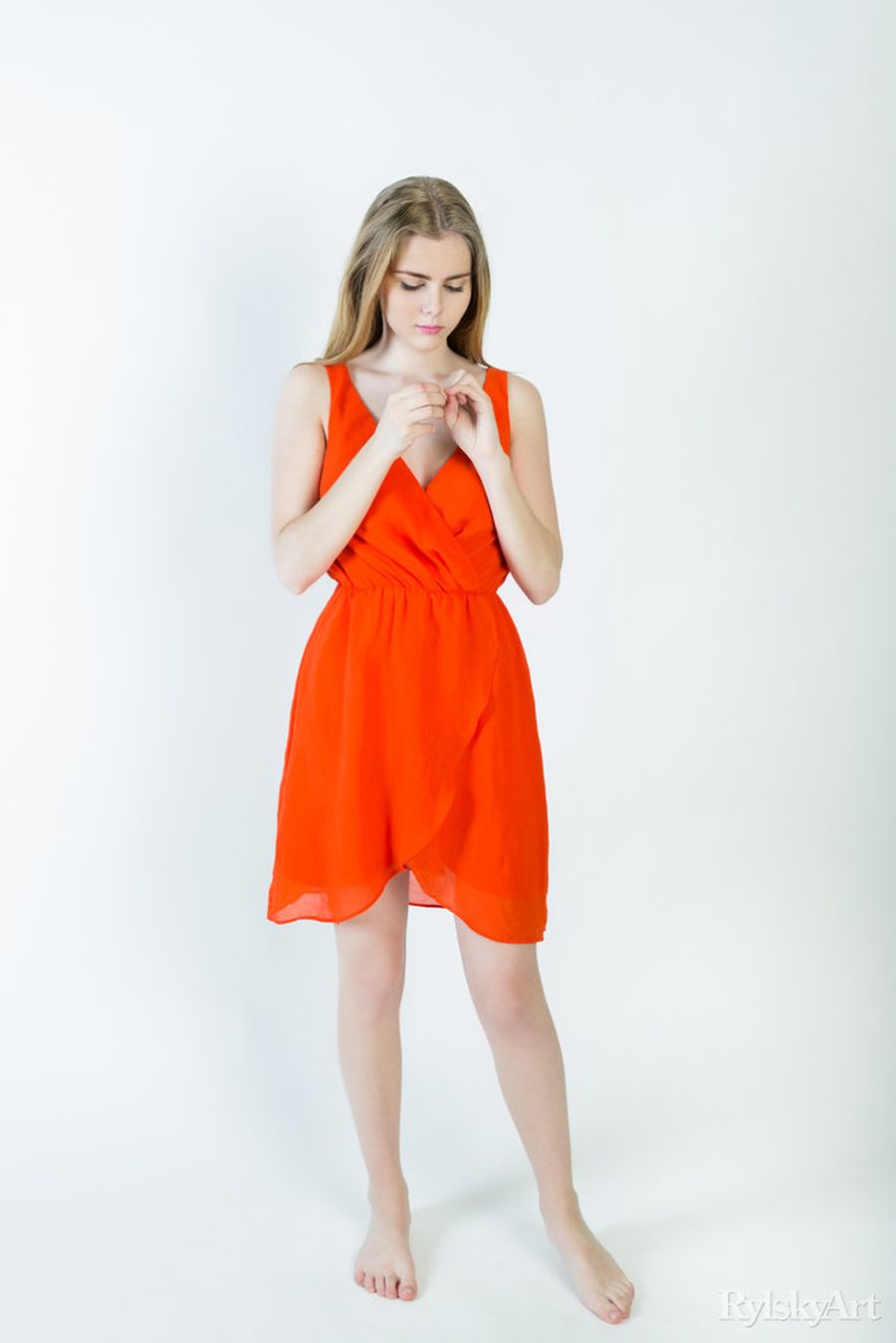 Marit trekt haar oranje jurk uit