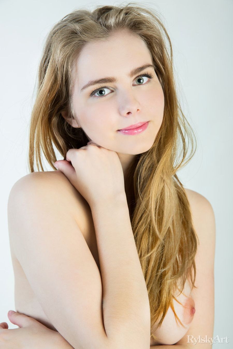 mooie marit trekt oranje jurk uit 17