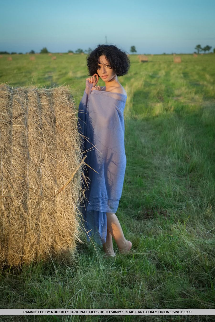 Pammie Lee gaat naakt in het weiland