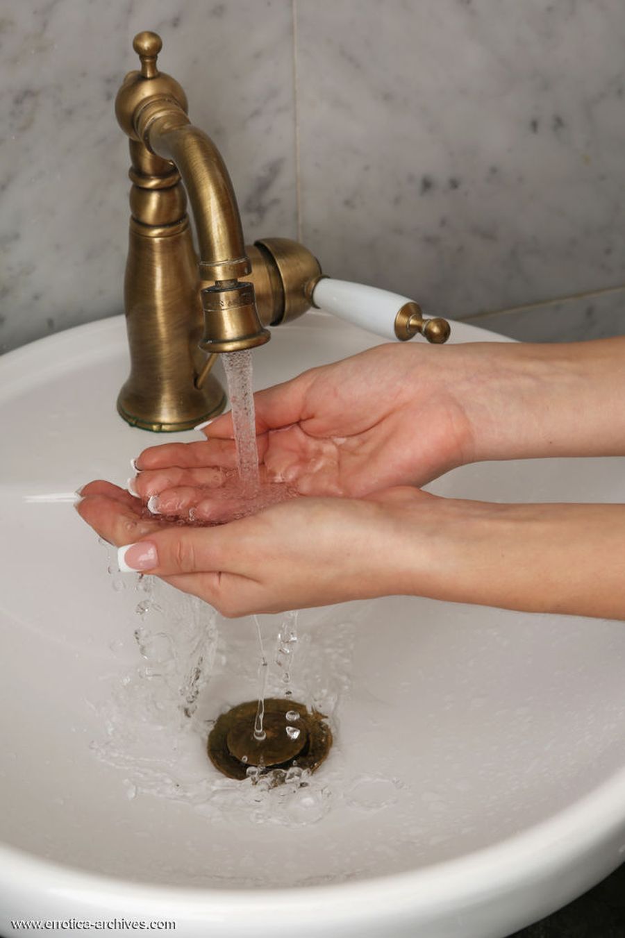 Tiffany met haar benen wijd in de badkamer 08