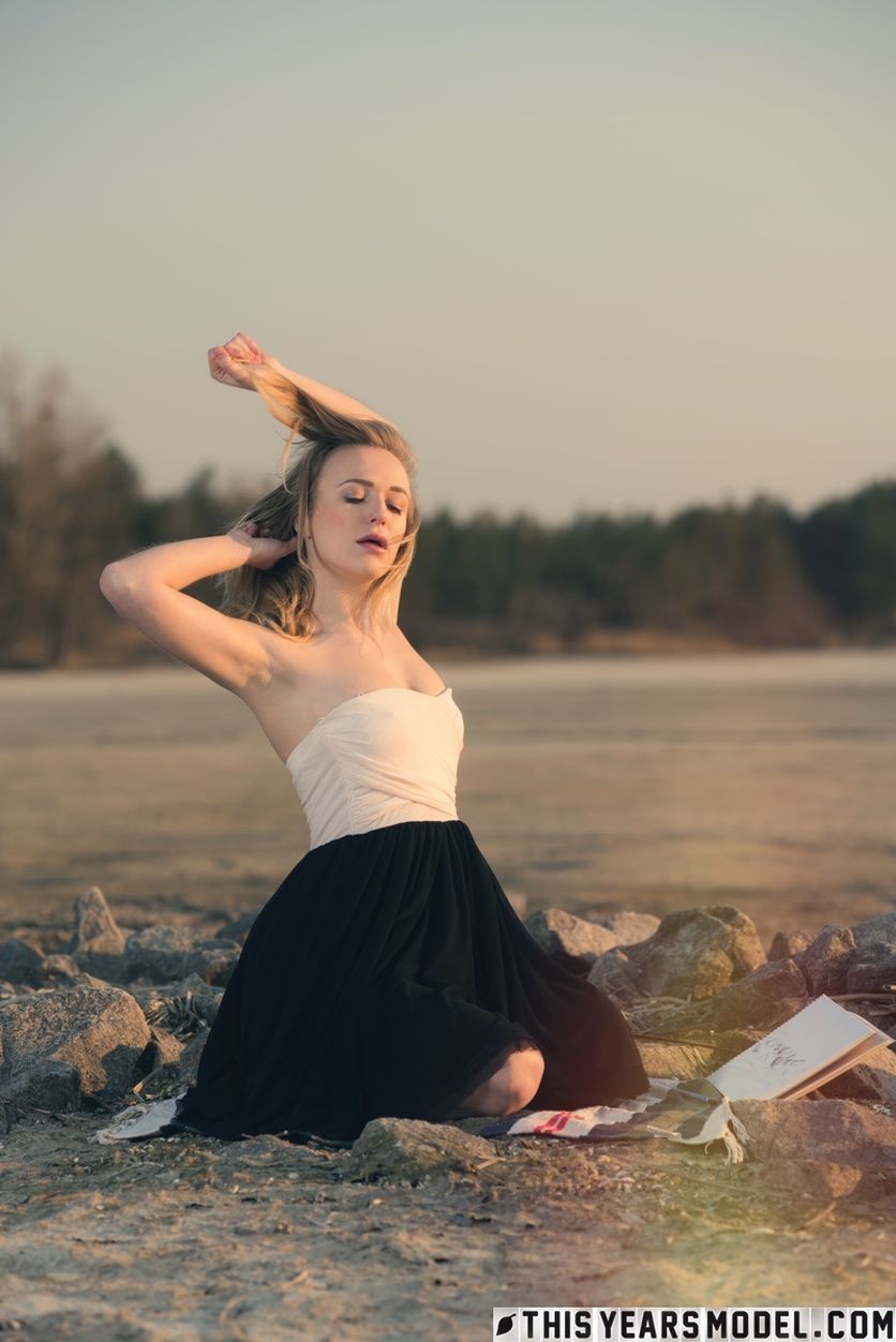 Aislin naakt tekenen bij het water 03