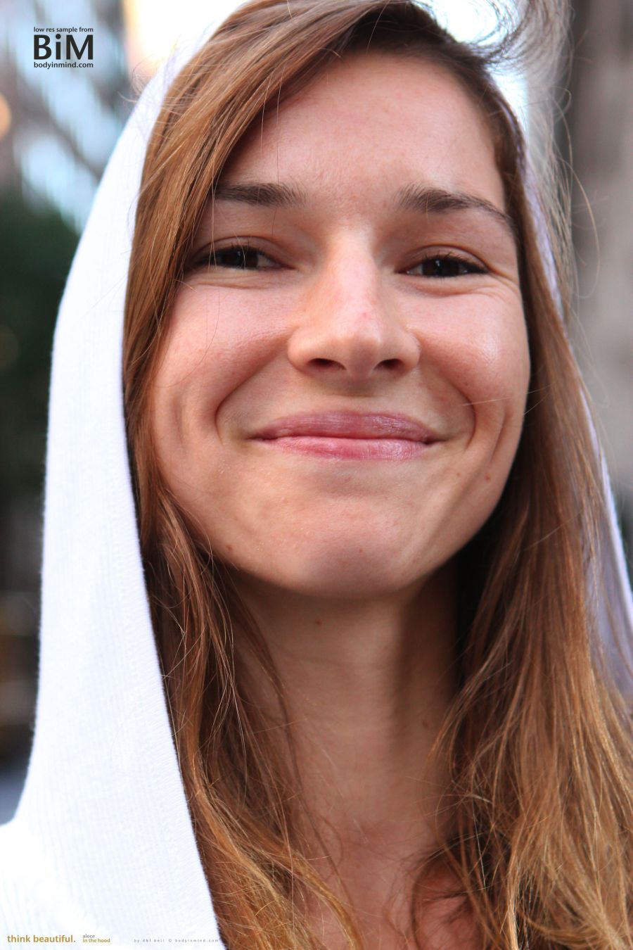 Naakte Vrouwen, wakker worden, halfnaakt over straat lopen en meer 11 Alece loopt half naakt over straat 09