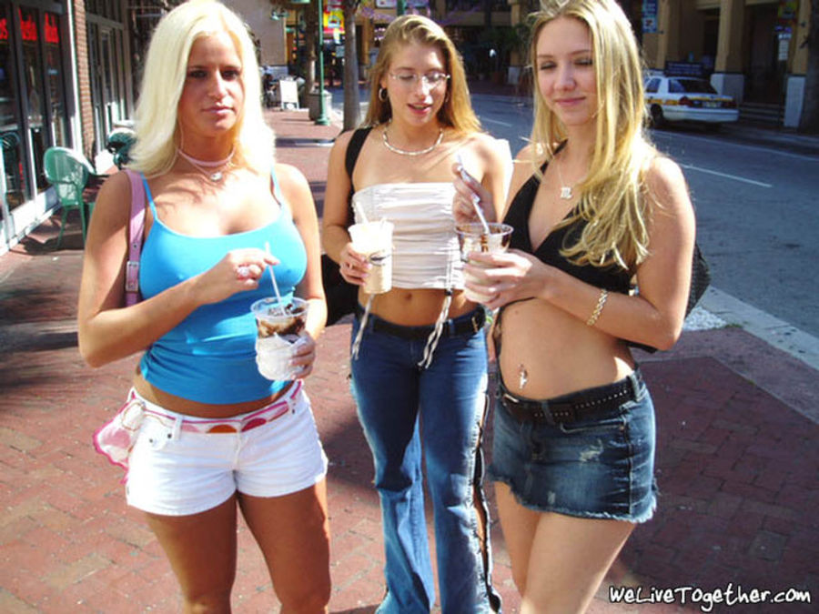 Drie huisgenotes hebben een geil lesbisch trio 01