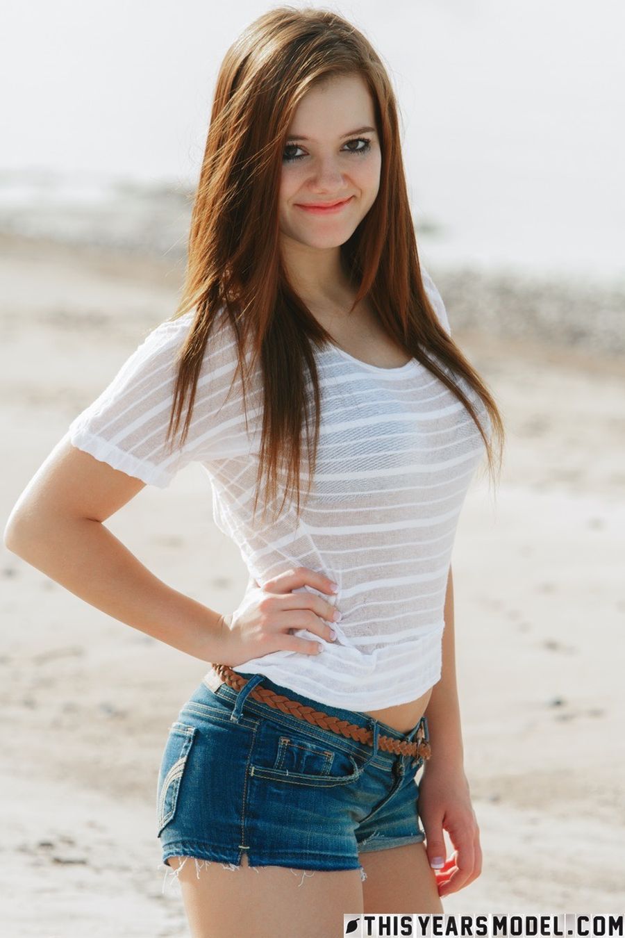 Emily French gaat naakt op het strand 03