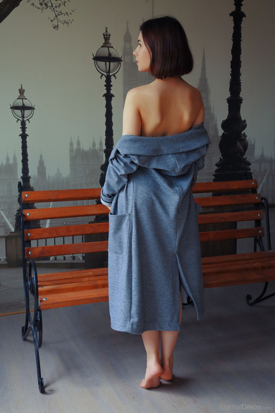 Londia stijlvolle donkerharige jonge vrouw gaat helemaal naakt 03