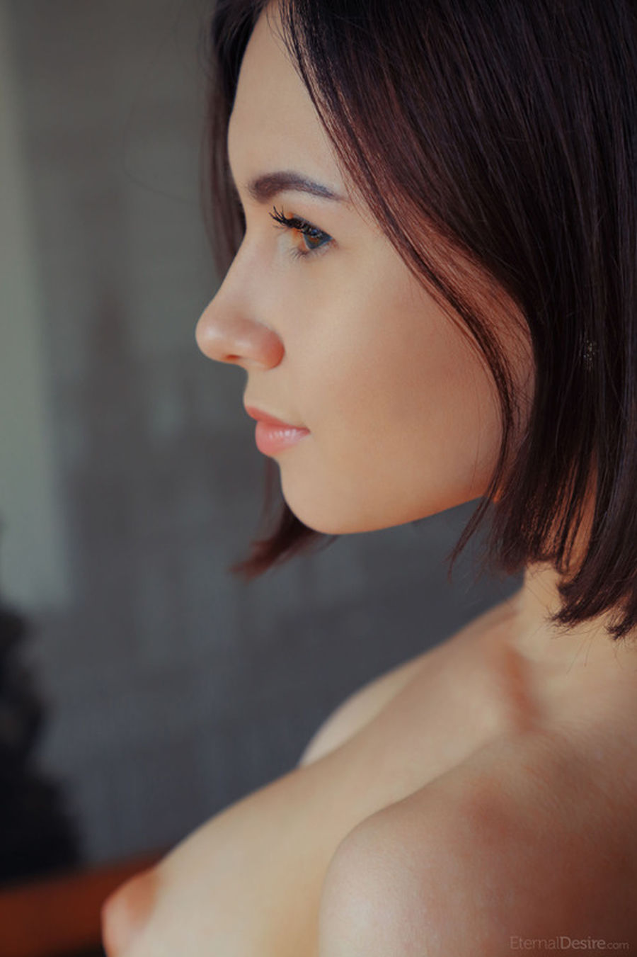 Londia stijlvolle donkerharige jonge vrouw gaat helemaal naakt 05