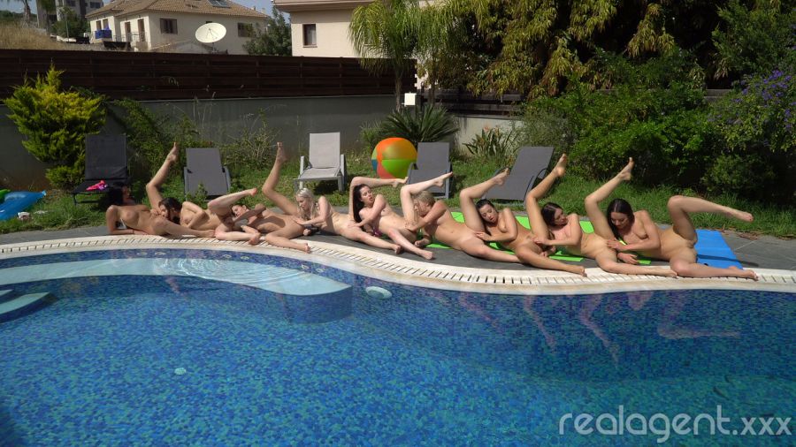 Naakte vrouwen hebben lesbische seks bij het zwembad 000005