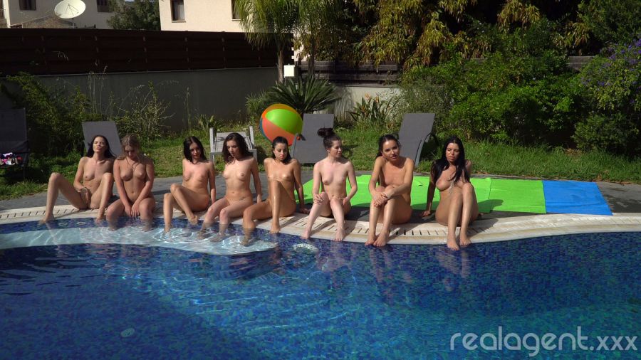 Naakte vrouwen hebben lesbische seks bij het zwembad 000007