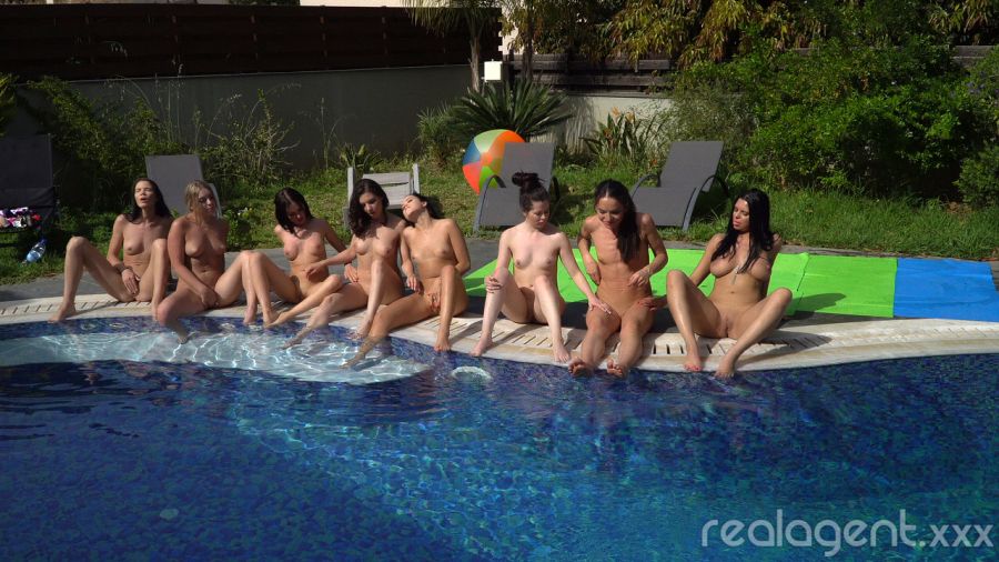 Naakte vrouwen hebben lesbische seks bij het zwembad 000008