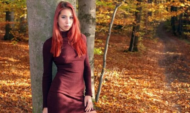 Het is herfst, Paula Shy gaat naakt tussen de gevallen bladeren