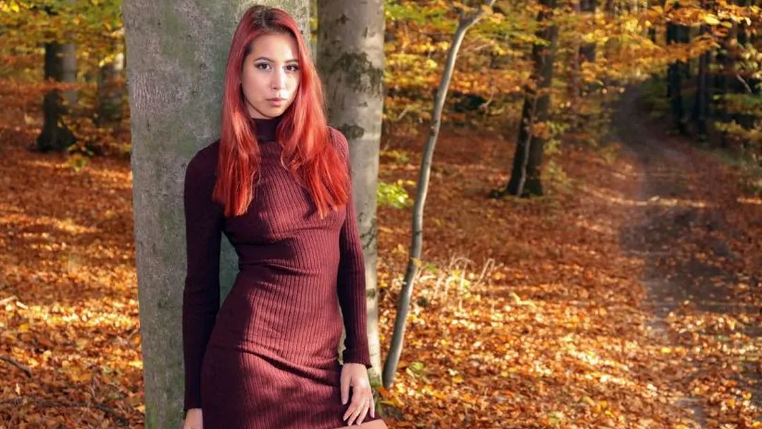 Het is herfst, Paula Shy gaat naakt tussen de gevallen bladeren